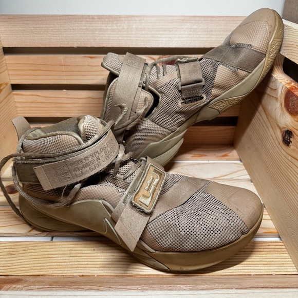 Men’s Nike Lebron Athletic Basketball Sneakers size 12‎ PREOWNED - Picture 1 of 8